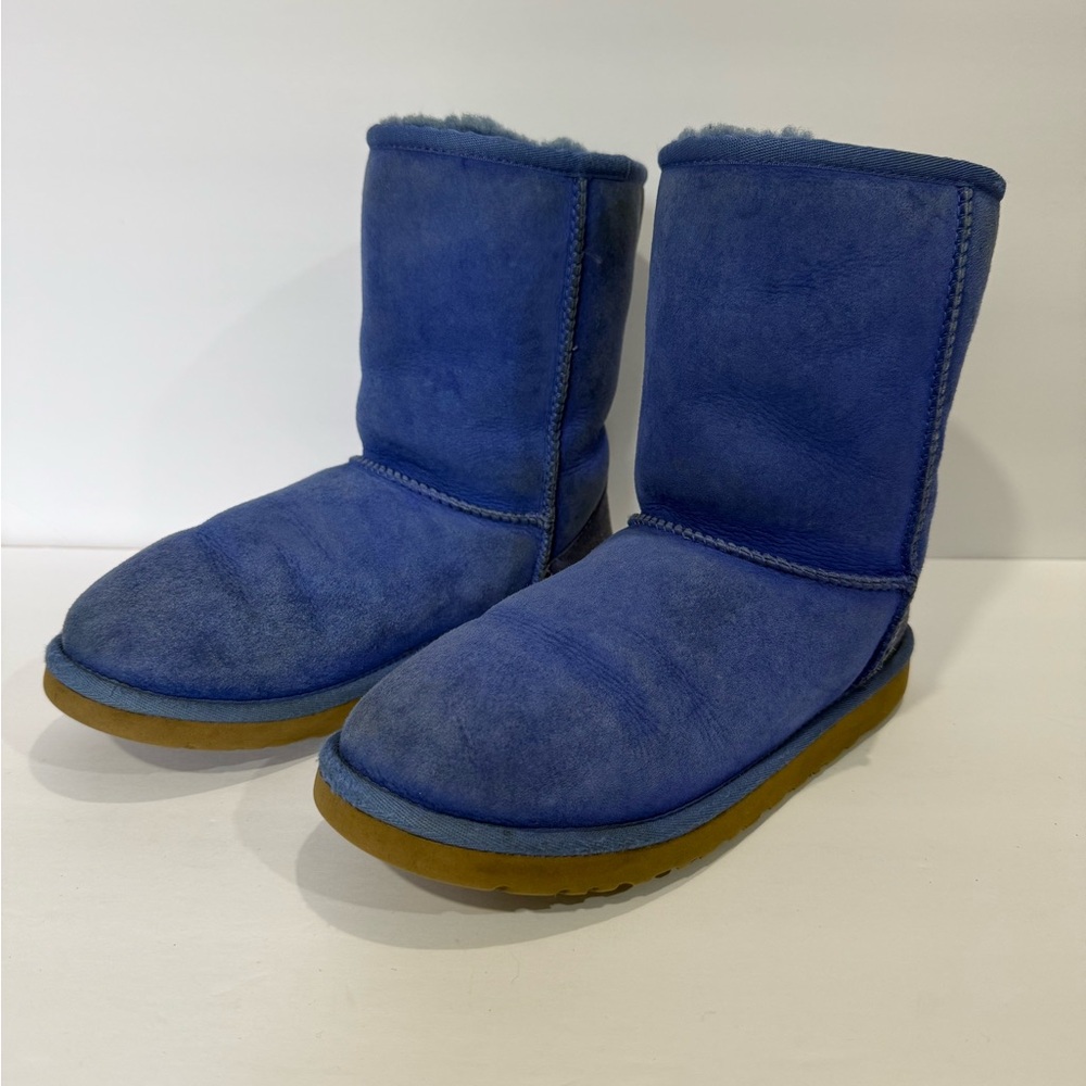 UGG CLASSIC SHORT BOOTS WOMEN’S SIZE 6